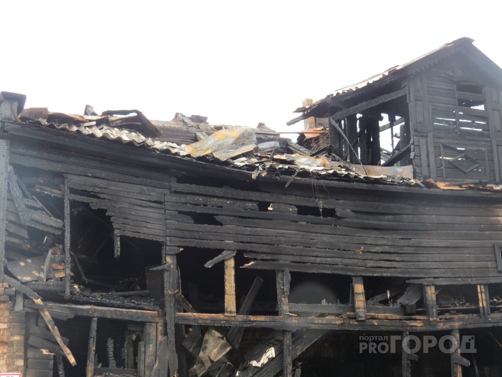 70 взрослых и 15 детей спасли из горящего дома в Володарском районе