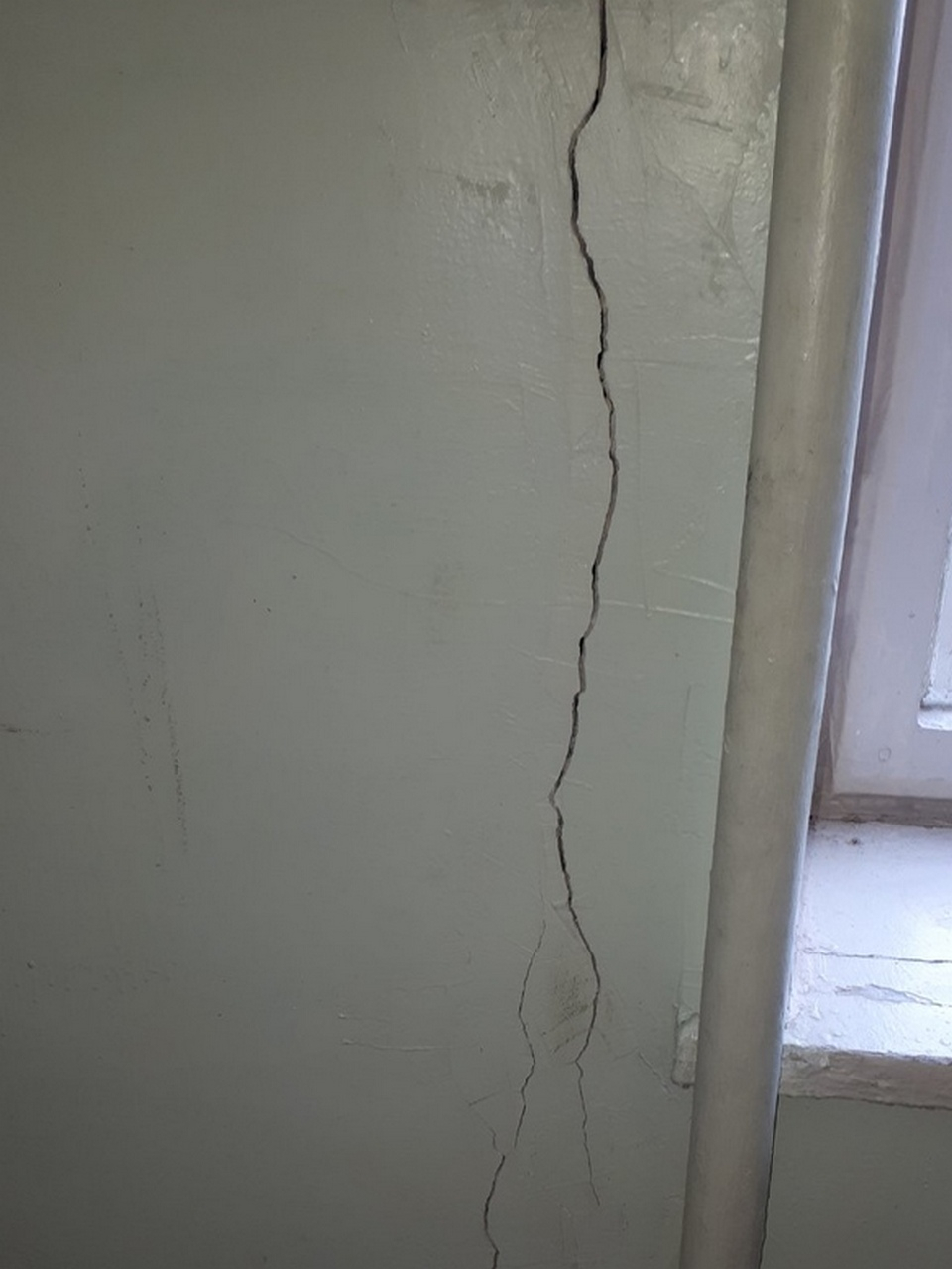 Угроз нет, учиться можно: в Дзержинске исследовали трещины на здании школы №35