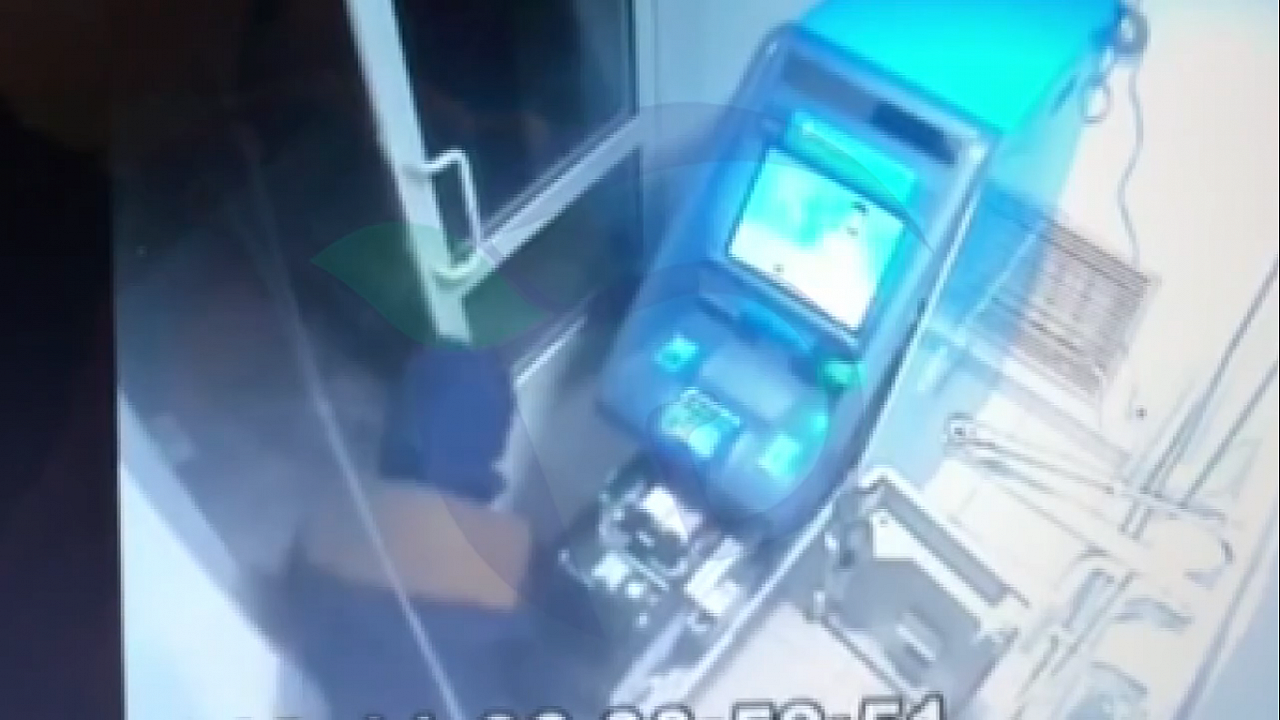 Горе-грабитель раскурочил банкомат и, отчаявшись, ушел с места преступления (ВИДЕО)