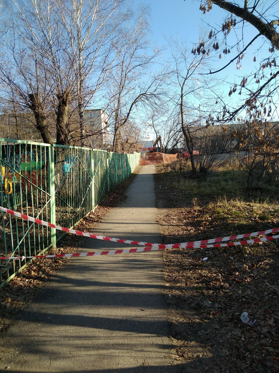 Около одного из детских садов в Дзержинске образовалась огромная яма (ФОТО)