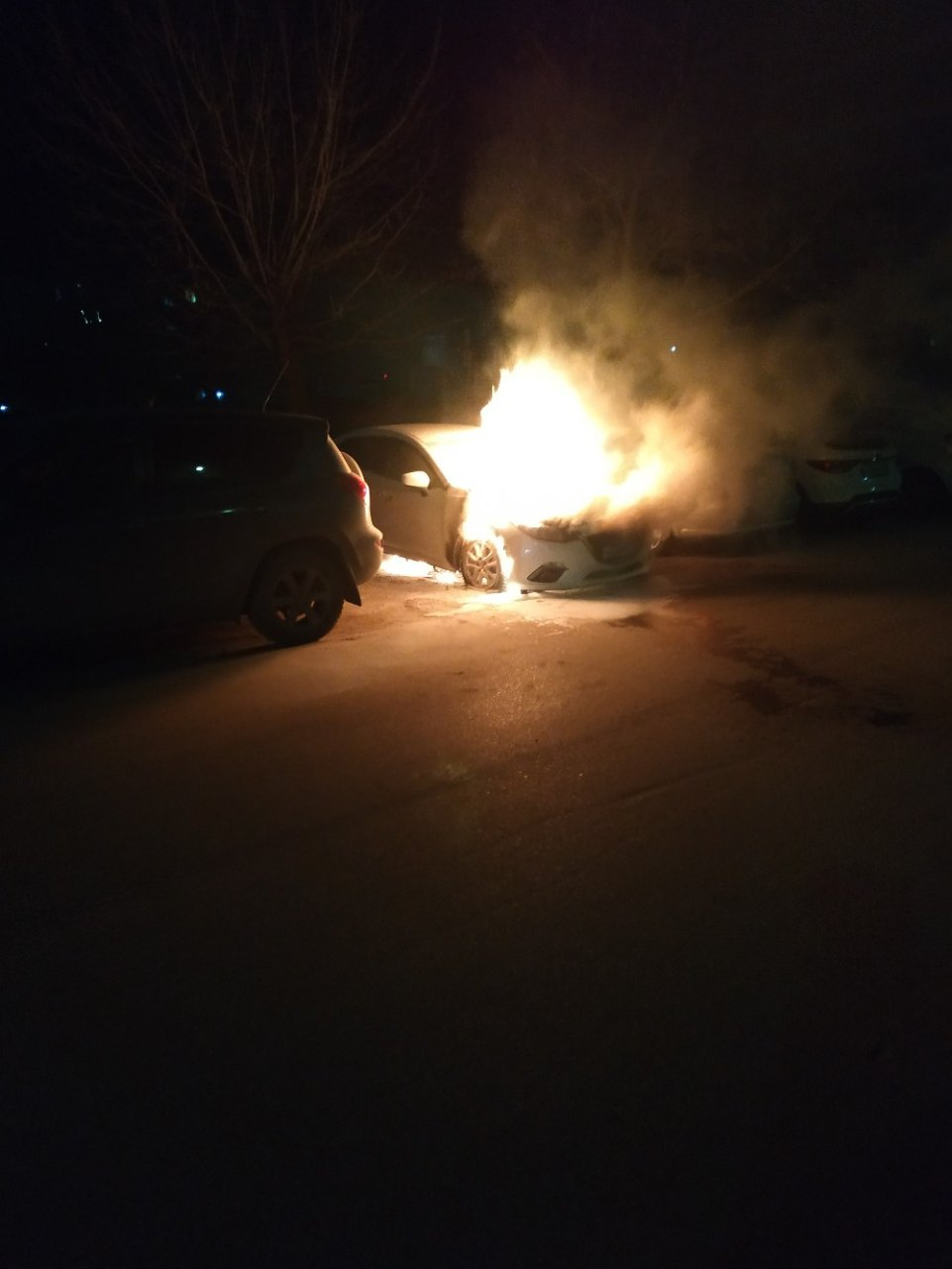 Кому-то насолил или случайность: в Дзержинске сгорел автомобиль (ФОТО и ВИДЕО)