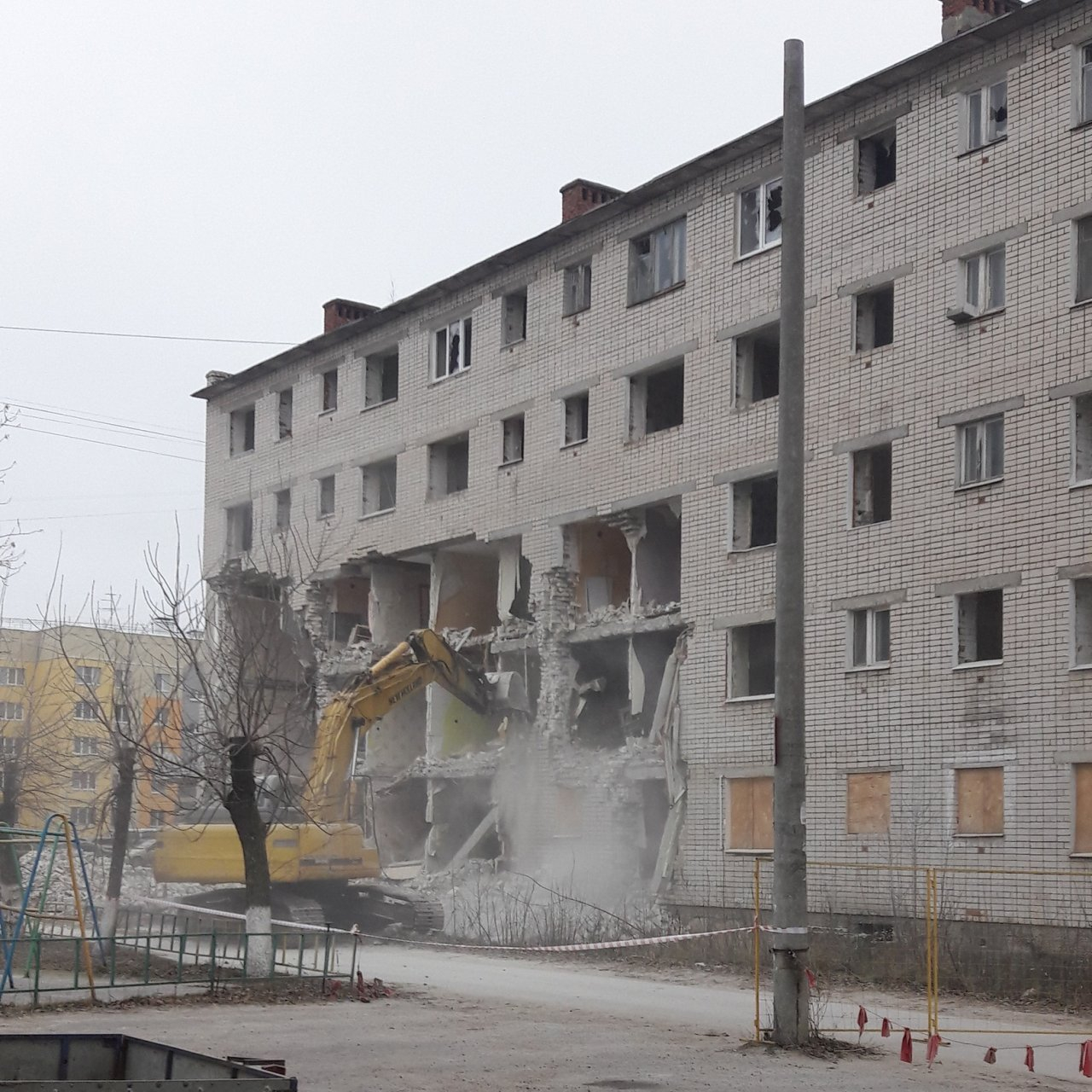 Сносить, нельзя оставить: в Дзержинске приступили к сносу аварийного дома