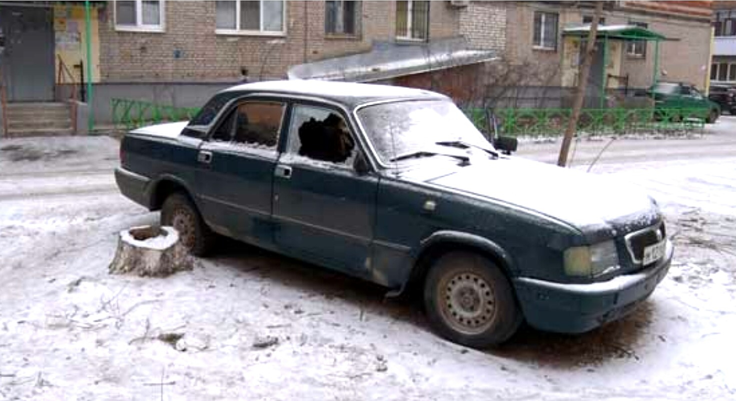 Уличные хулиганы раскурочили автомобиль, стоявший на стоянке в Дзержинске около месяца