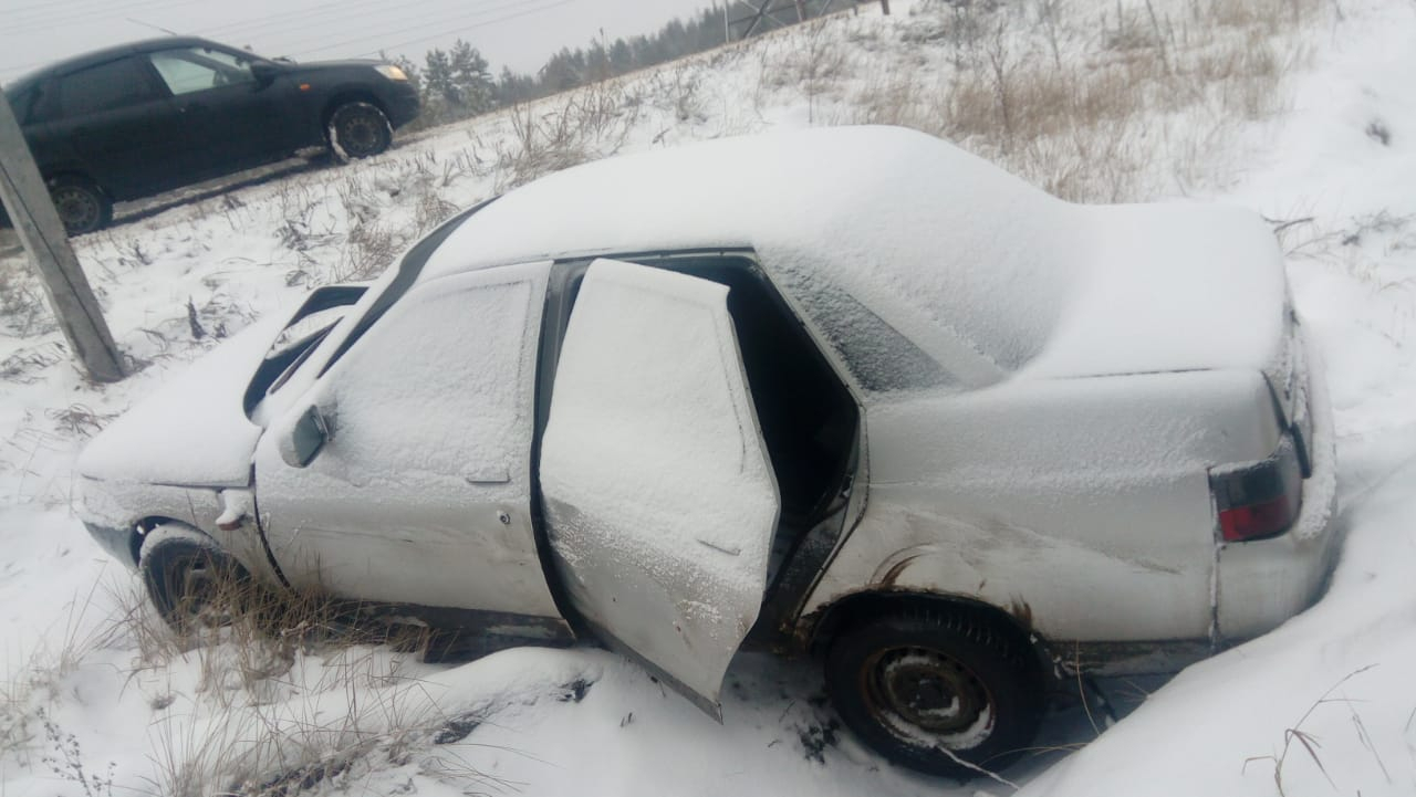 Третий день заметает снегом: машину после аварии бросили в кювете в Дзержинске