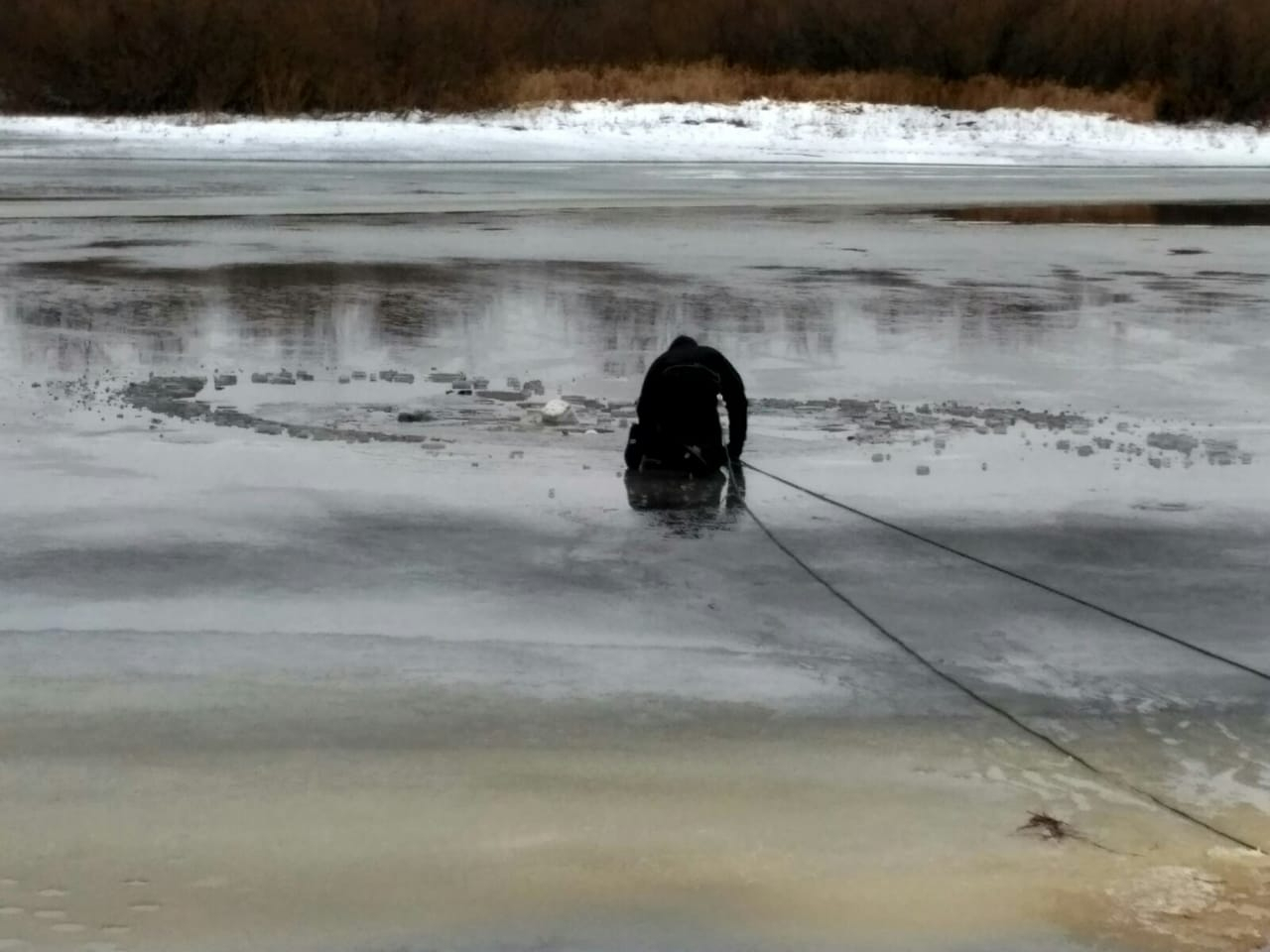 «Человек подо льдом!»: в Володарском районе из воды вытащили тело рыбака