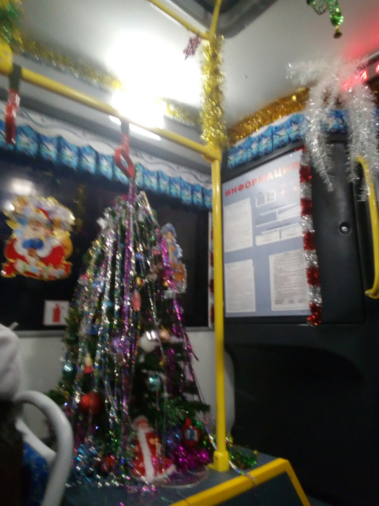 Новогоднюю елку установили в автобусе в Дзержинске (ФОТО)