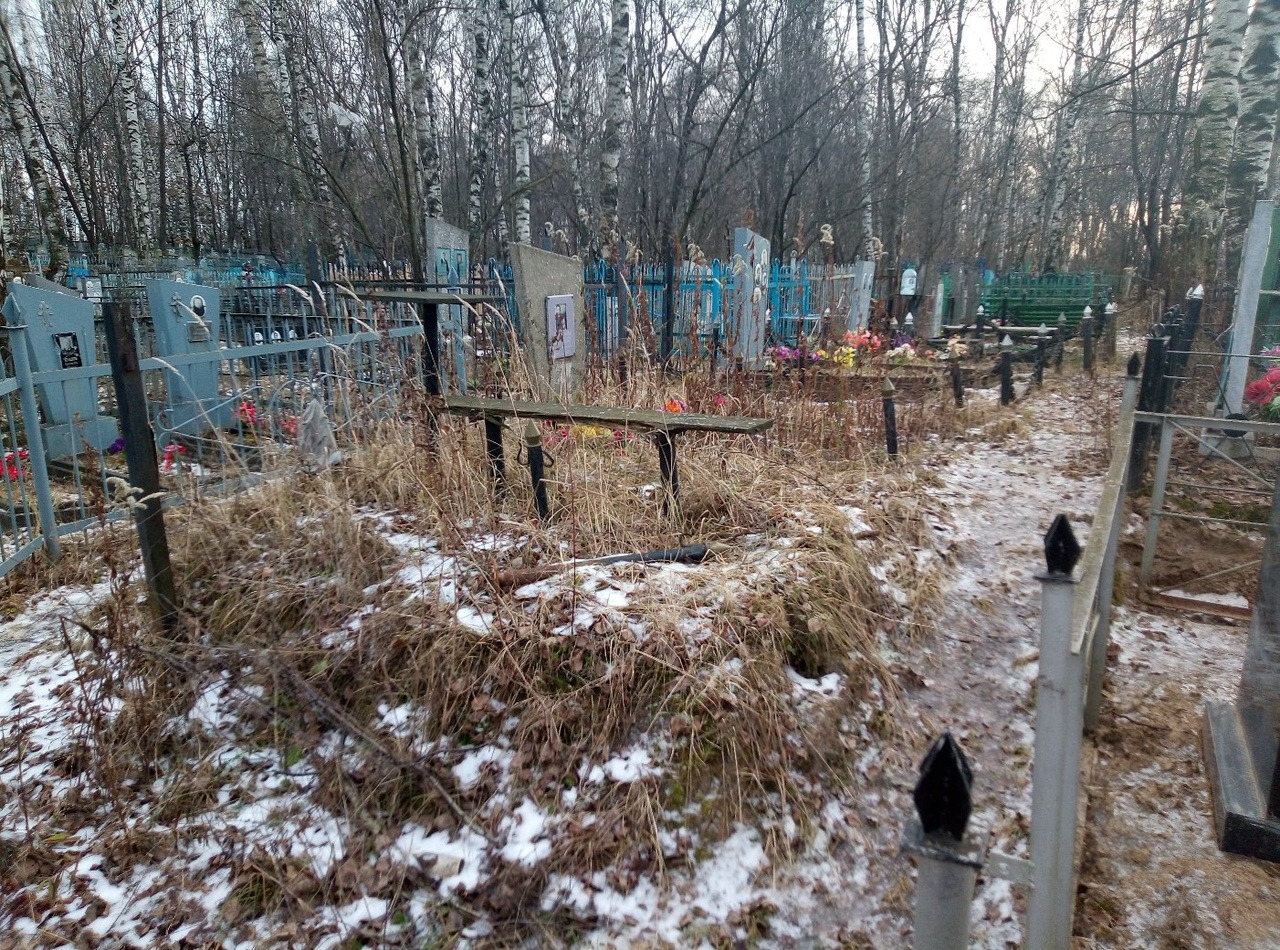 Все равно уже никому не надо: неизвестные убирают ограды с могил на игумновском кладбище