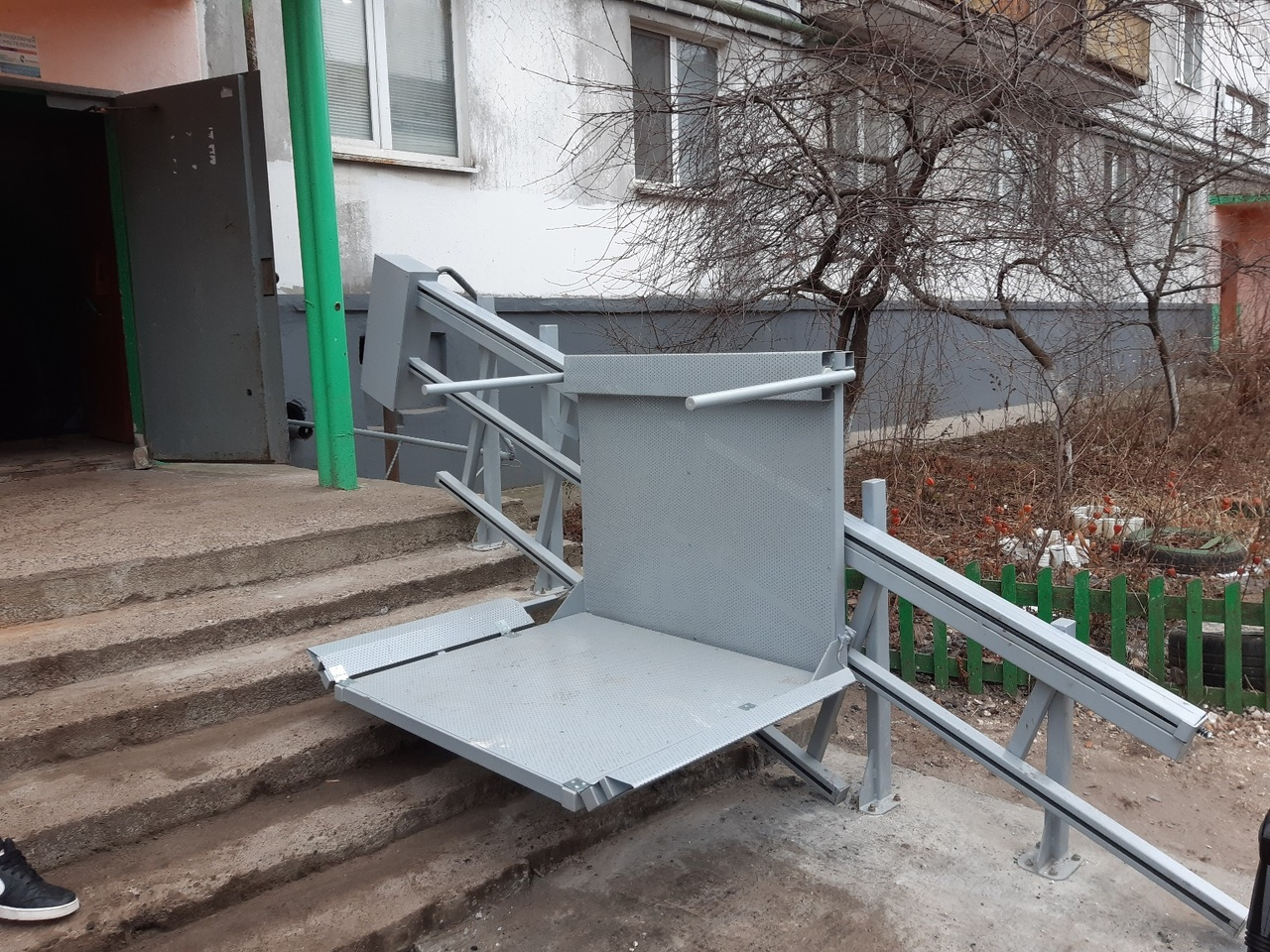 Доброе дело: в Дзержинске для мальчика-инвалида установили электроподъемник