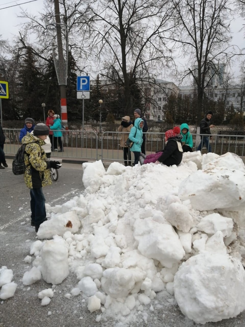 В Дзержинске на площадь Дзержинского привезли снег