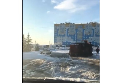 Снегоуборочная машина опрокинулась на бок, когда чистила дорогу в Дзержинске (ФОТО, ВИДЕО)