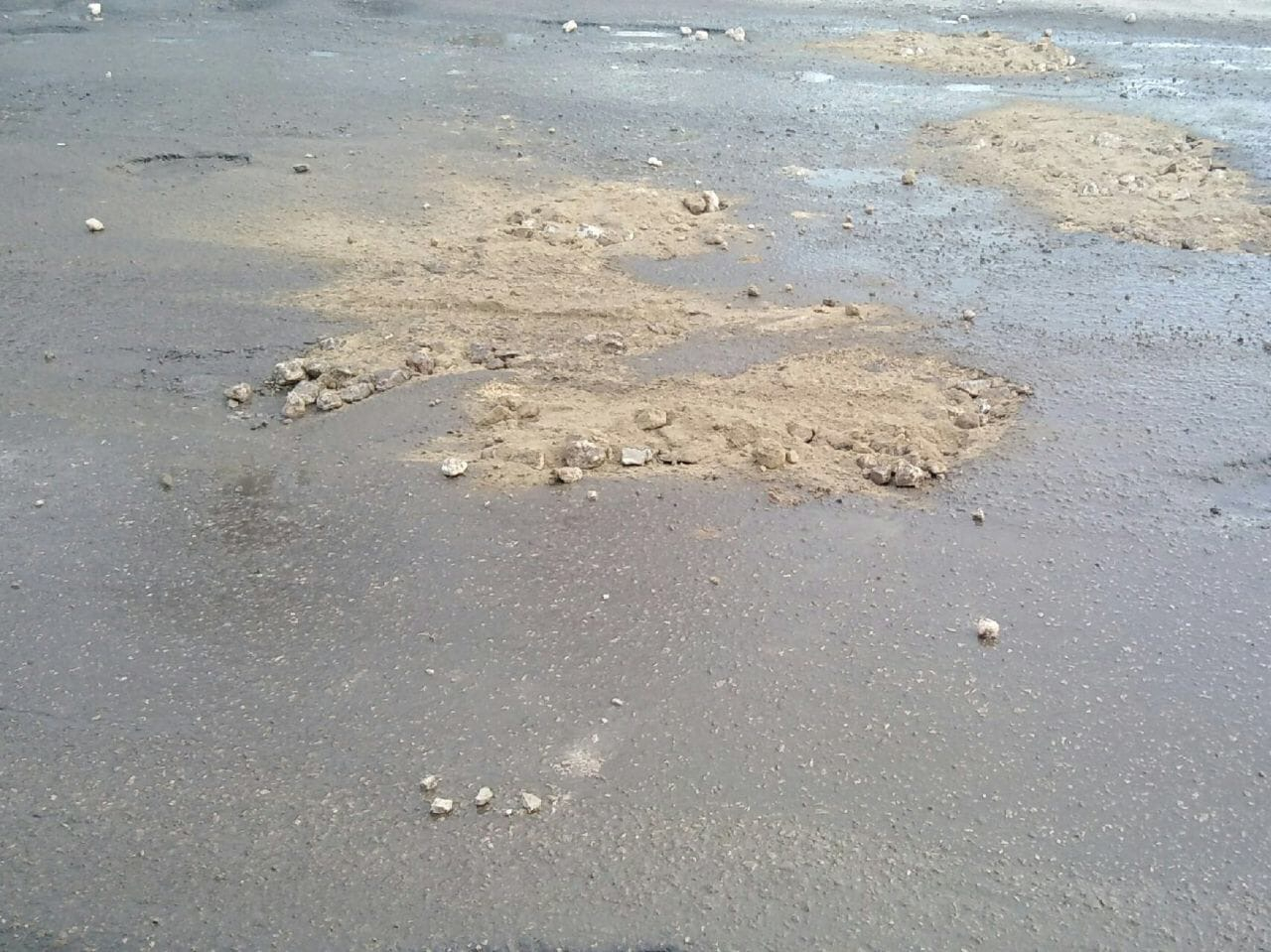 На ошибках учатся: в поселке Мулино отремонтировали дорогу камнями с песком