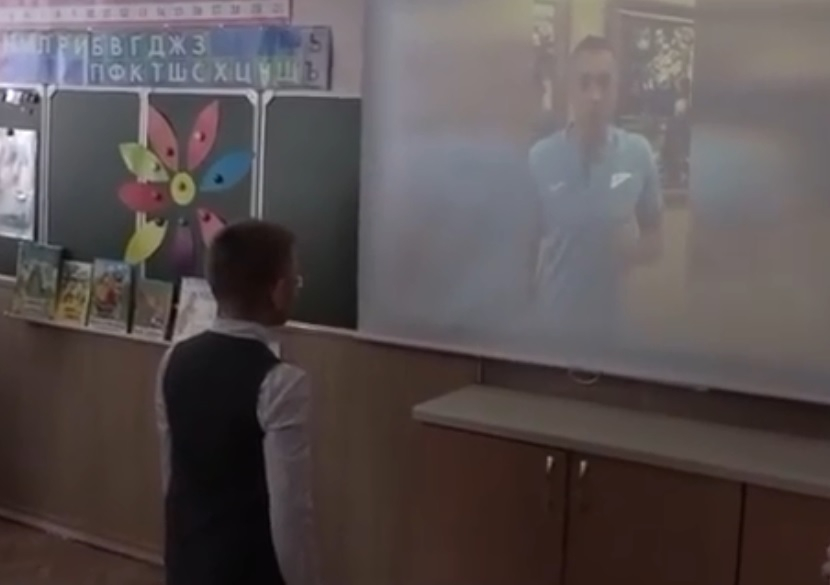 Футболисты Дзюба и Кержаков подарили мальчику из Дзержинска форму и мяч с автографами (ВИДЕО)