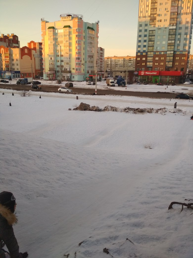 Безопасность превыше всего: в Дзержинске на склоне горы навалили снежную кучу