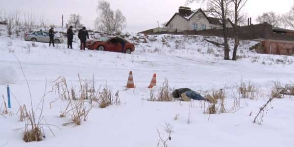 Загадочная авария: в Дзержинске на обочине обнаружили автомобиль, рядом с которым лежал труп (ФОТО)
