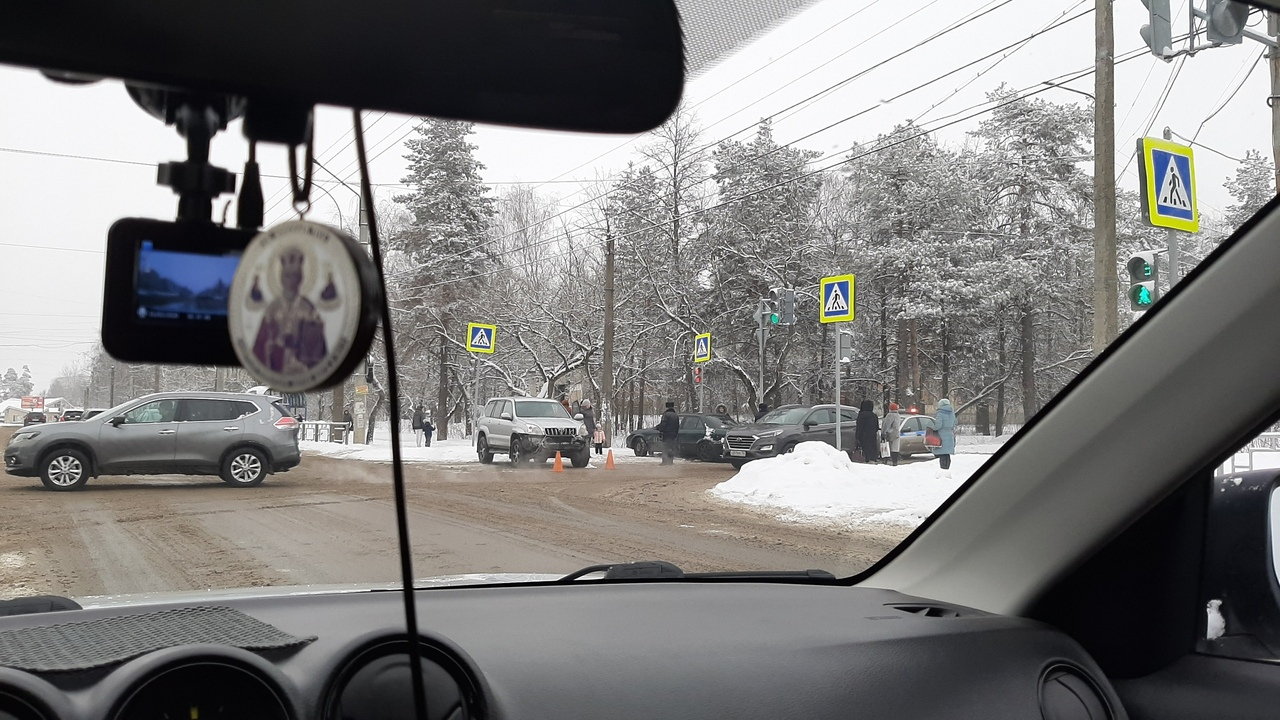 Ленд Крузер и Мазда не поделили улицу Гайдара в Дзержинске