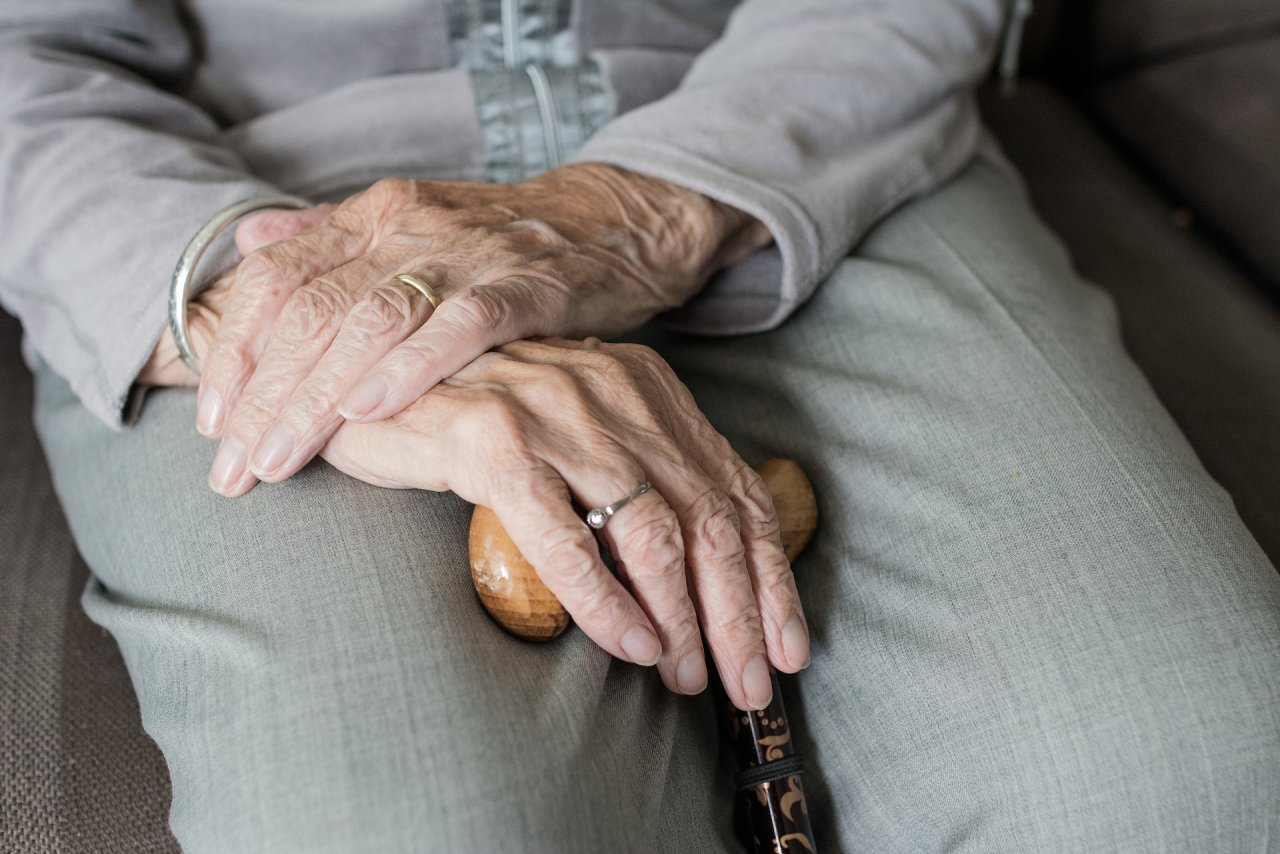 Работающие дзержинцы старше 65 лет могут уйти на больничный по карантину