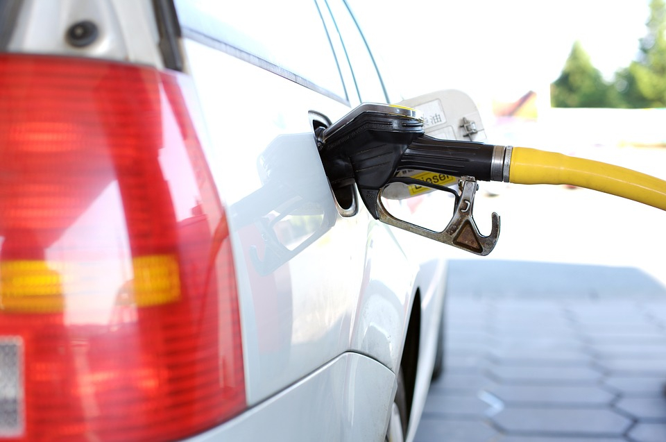 Правительство перестало удерживать цены на топливо
