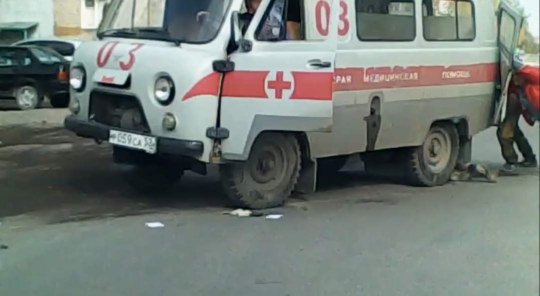 Мужчина выпал на дорогу: ДТП с участием скорой помощи в Дзержинске (ВИДЕО)