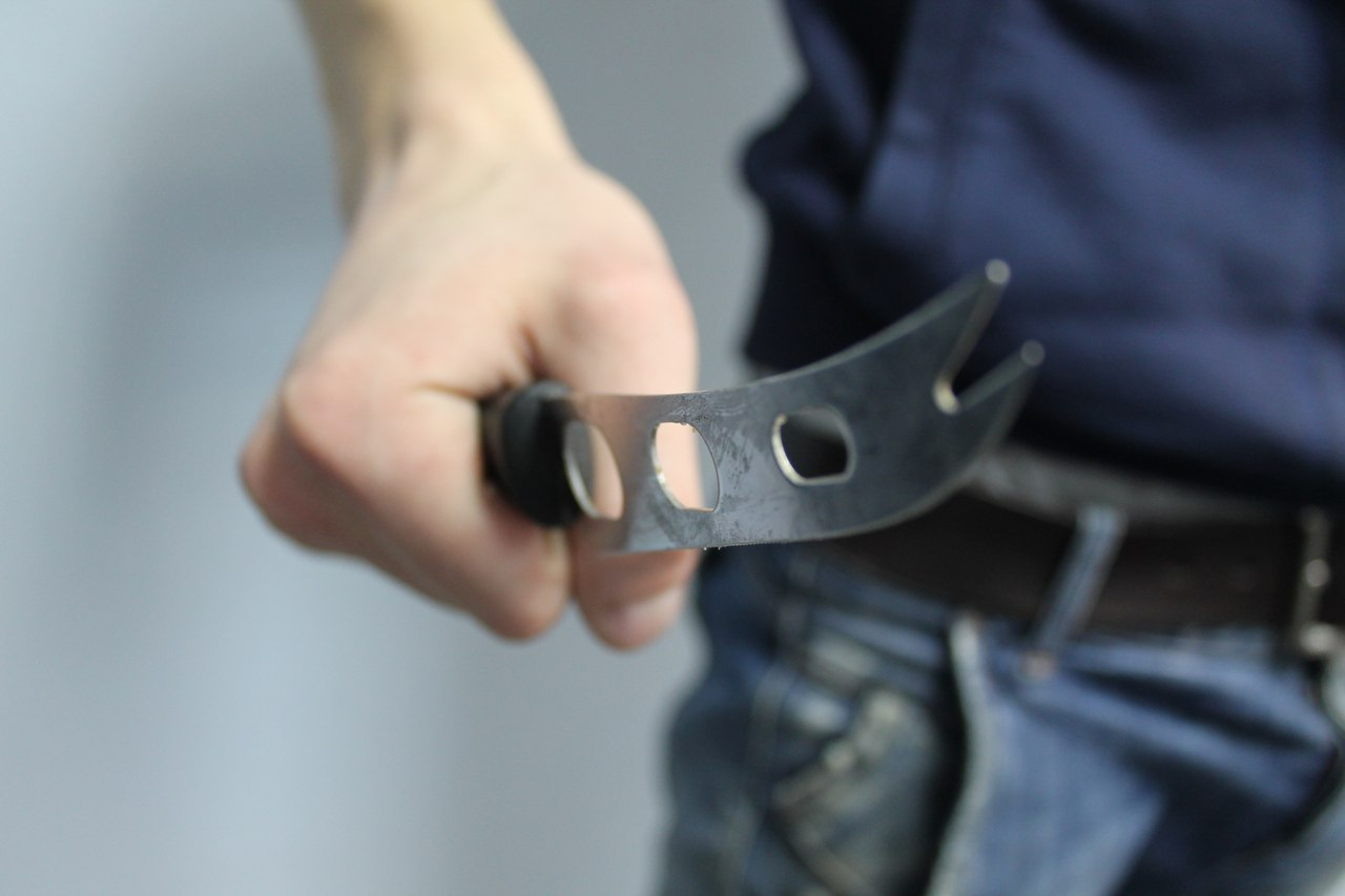 Грабитель напал с ножом на подростка и забрал у него телефон в Заволжье