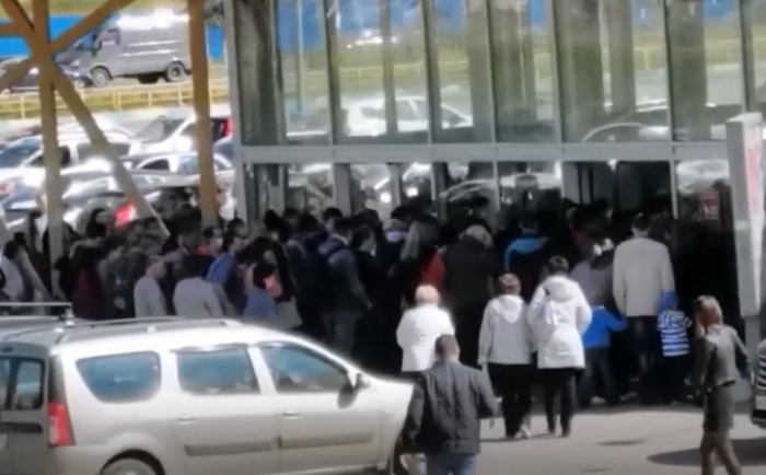 В Дзержинске толпа людей окружила гипермаркет (Видео)
