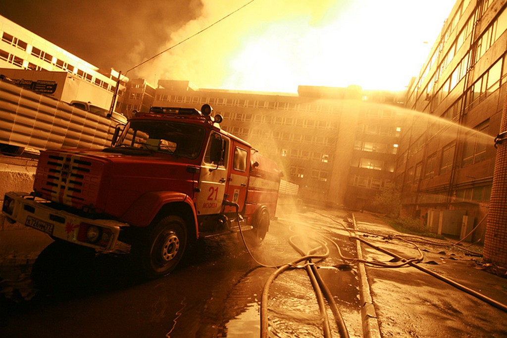Мусоропровод загорелся в дзержинской многоэтажке: эвакуировано 12 человек