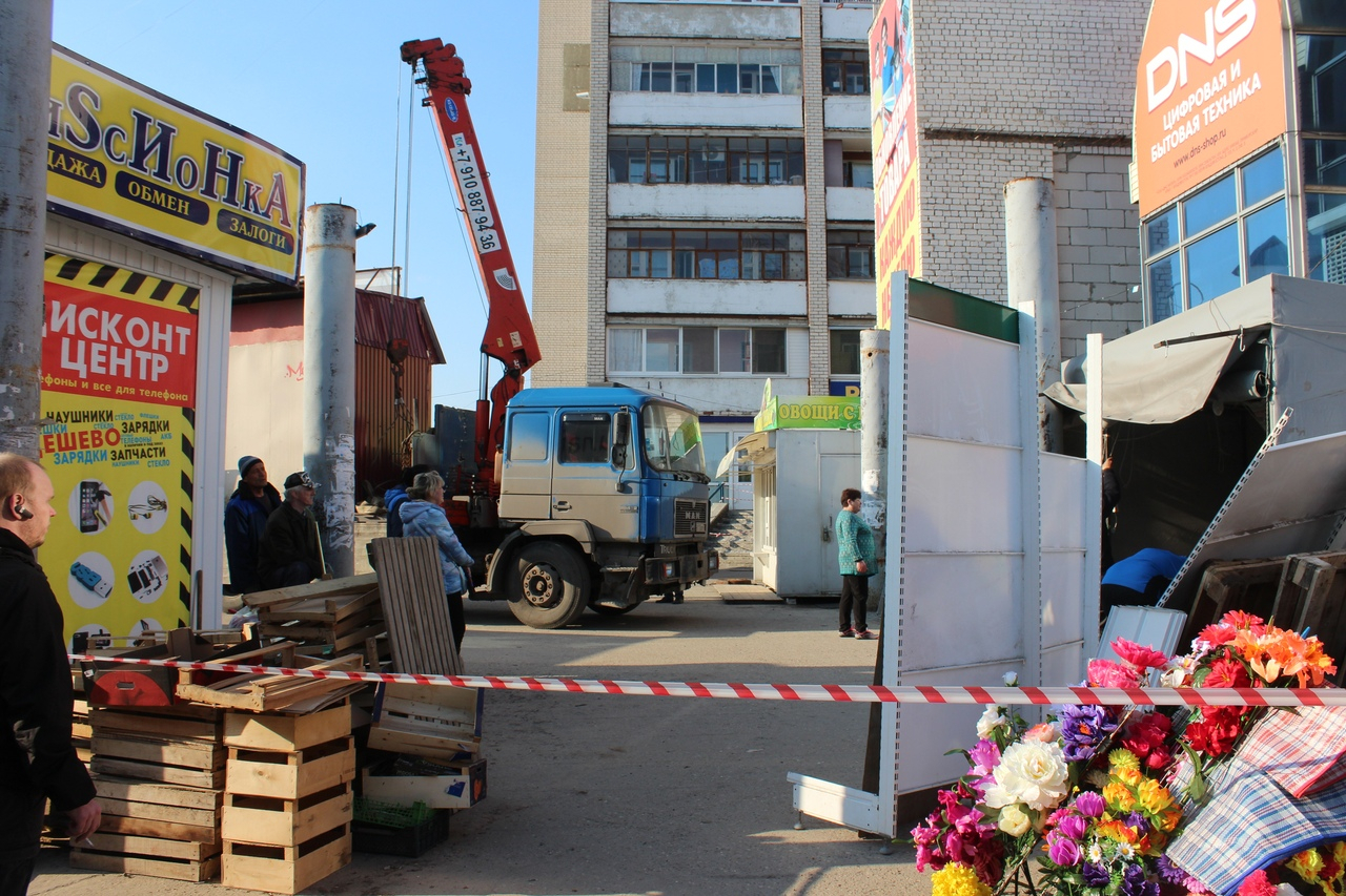Киоски около ТД «СОЮЗ» начали сносить в Дзержинске (ФОТО и ВИДЕО)