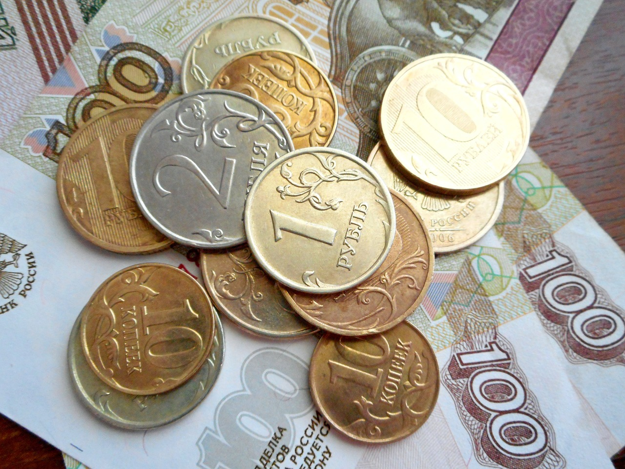 Россиянам с 15 июля могут начислить две выплаты суммой более 21 000 рублей