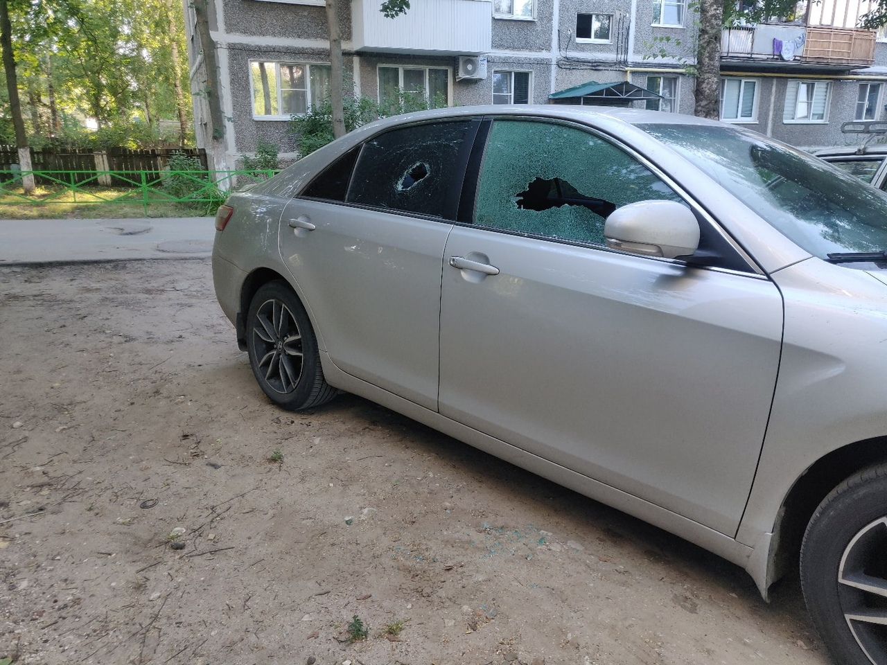 Журналисту из Дзержинска выбили стекла в машине
