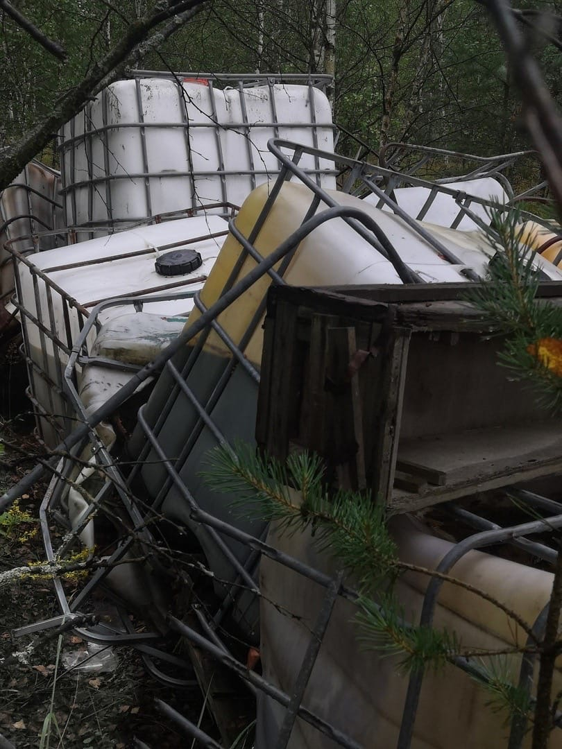 Несанкционированная свалка промышленных отходов обнаружена в лесу Дзержинска