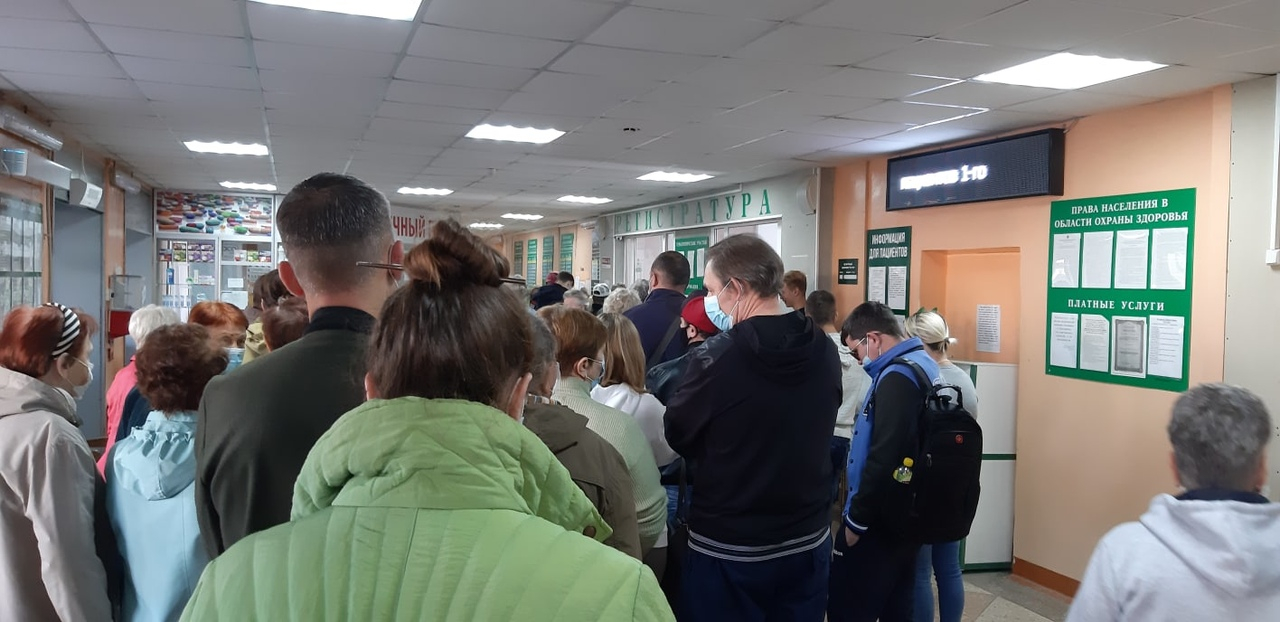 Огромная очередь собралась в регистратуре поликлиники в Дзержинске