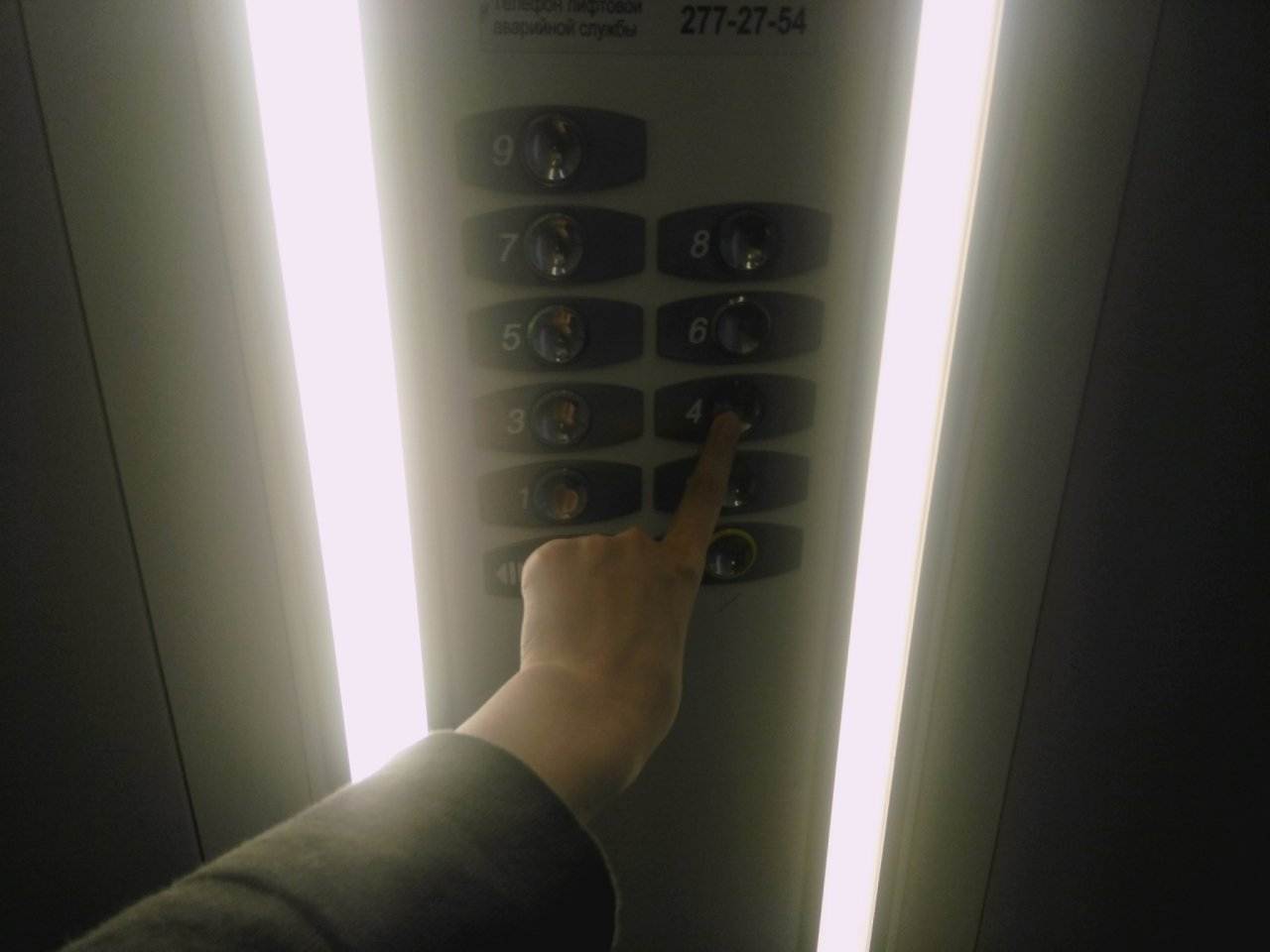 Нижегородка рассказала, как не пускать людей в лифт в пандемию
