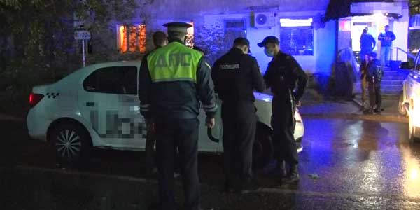 В Дзержинске пьяный таксист напал на свою бывшую девушку в машине