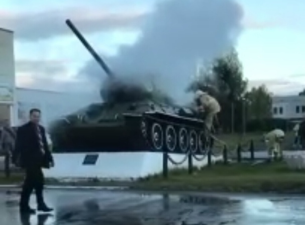 Танк-памятник загорелся в Володарском районе