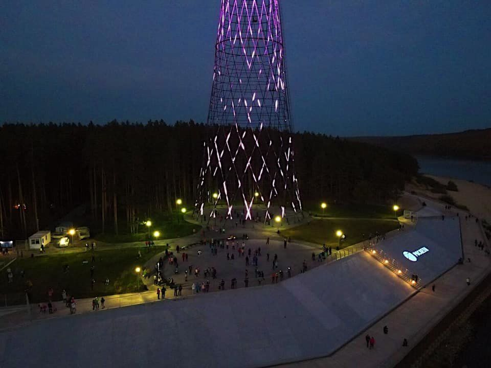 Туристы стоят в пробках, чтобы увидеть подсветку на Шуховской башне