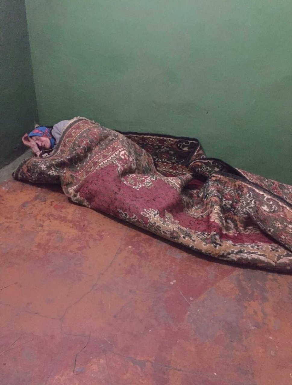 Пожилая жительница Дзержинска несколько дней спала в подъезде
