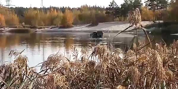 Автомобиль-амфибия затонул на Заревском котловане в Дзержинске