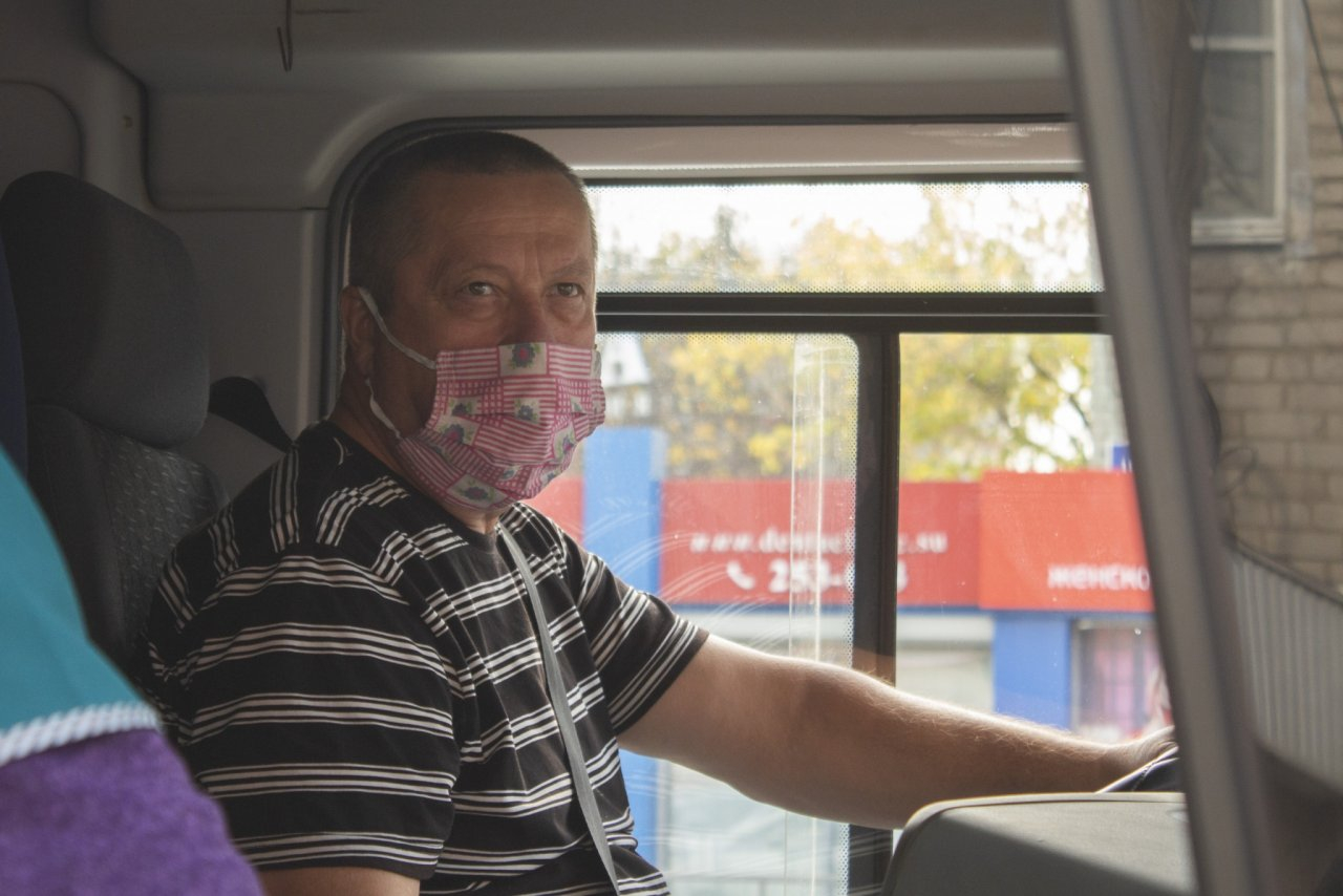 Рейды по автобусам: в Дзержинске выявляют людей без масок