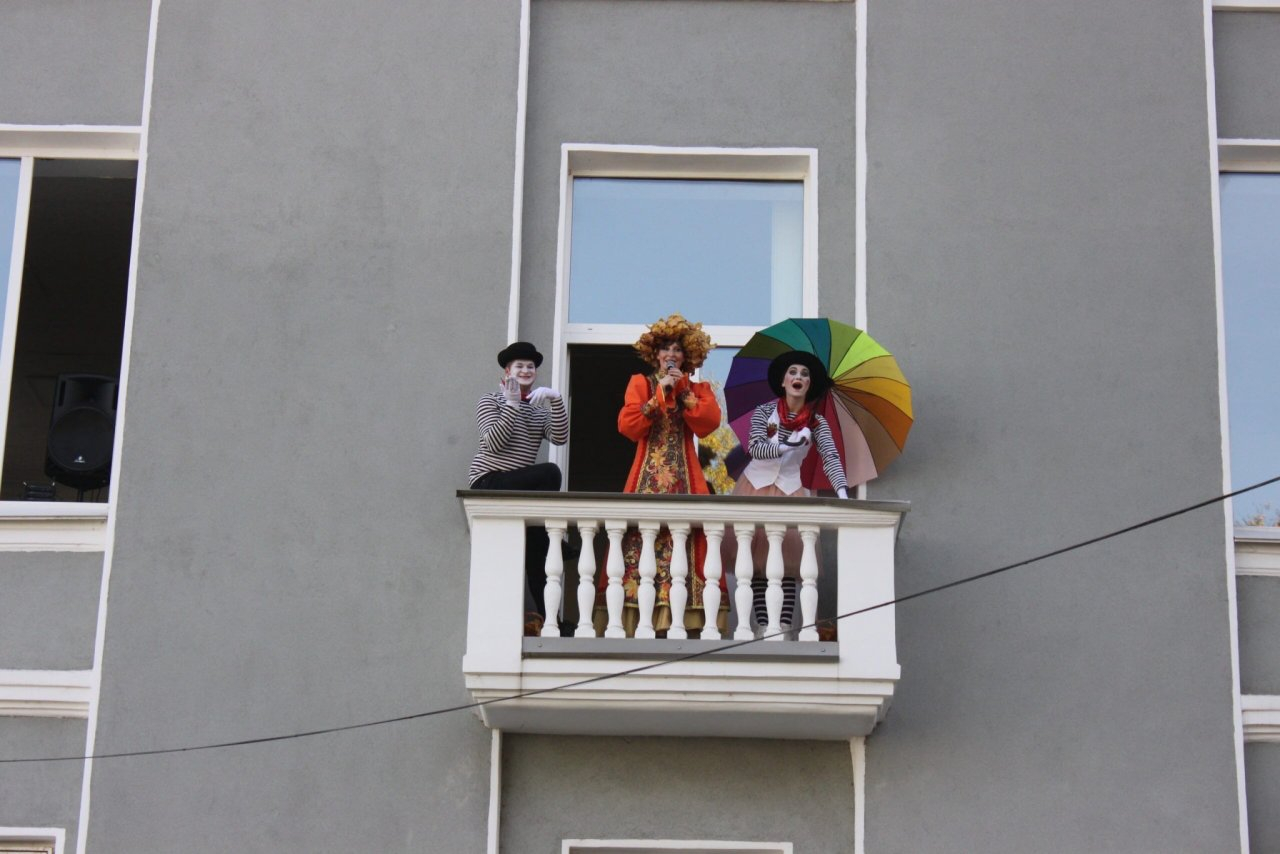 ДКХ устроил дзержинцам концерт "на балконе"