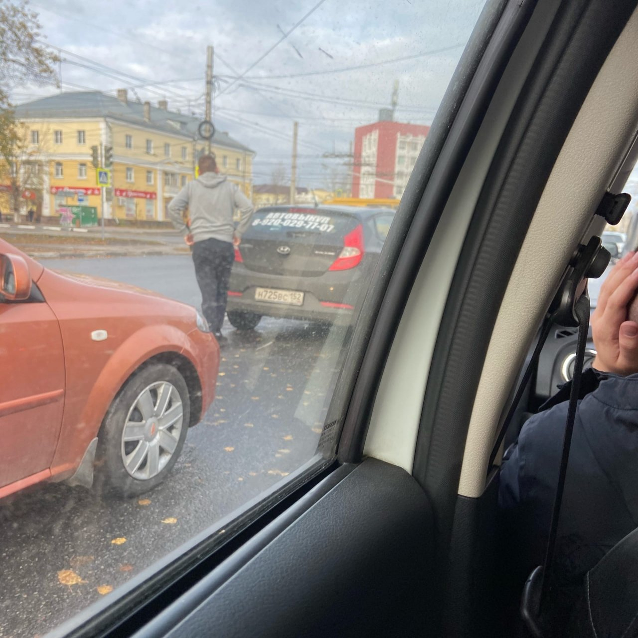 Горожане жалуются на долгий светофор на перекрёстке Черняховского-Дзержинского