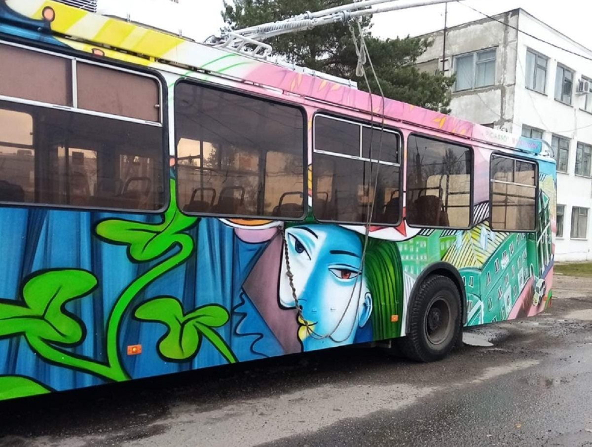Илья Спиченков украсил еще один троллейбус в Дзержинске