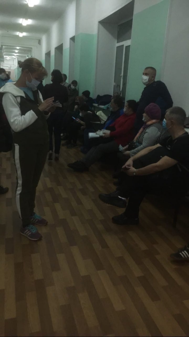 Это беспредел: жительница Дзержинска рассказала об огромной очереди в поликлинику