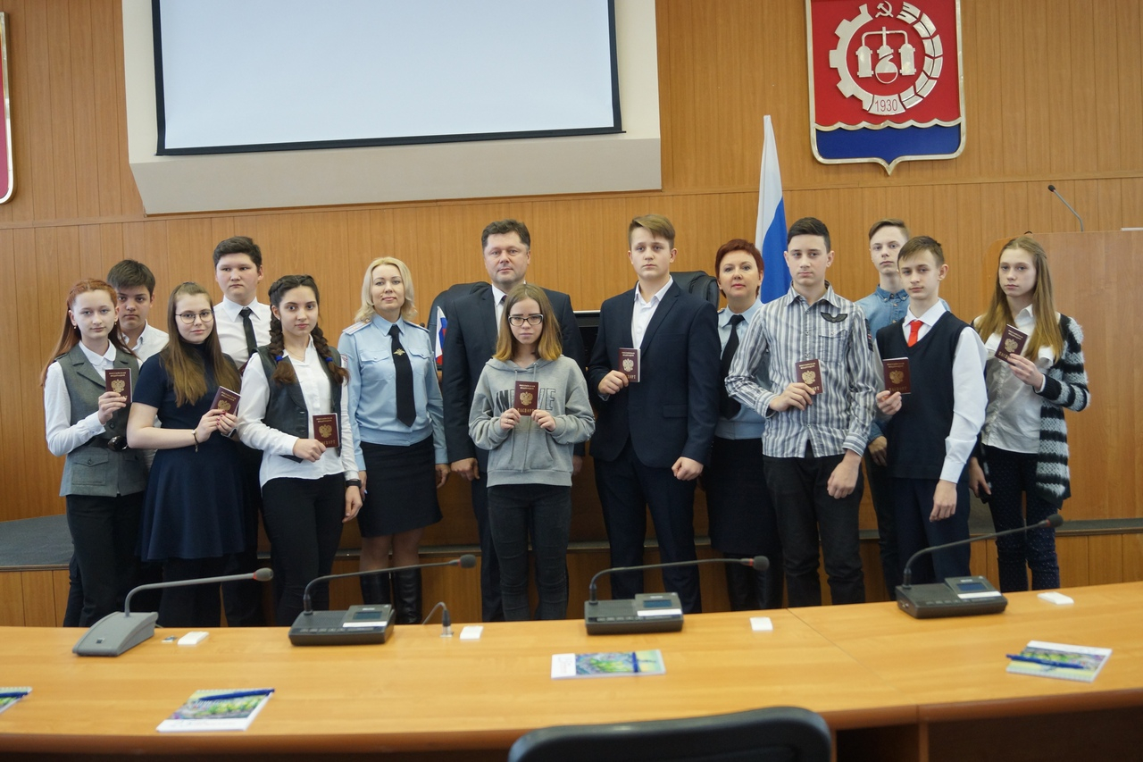Депутаты Дзержинска провели церемонию по вручению паспортов школьникам