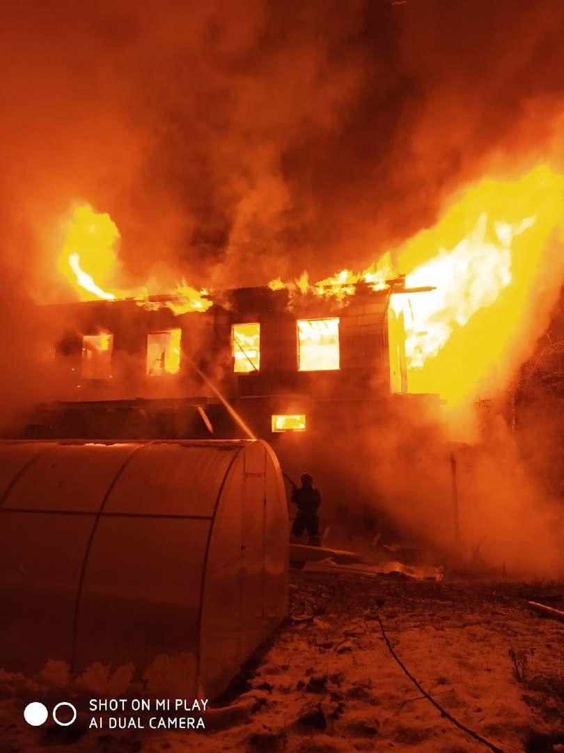 В Заволжье ночью сгорели машина и частный дом