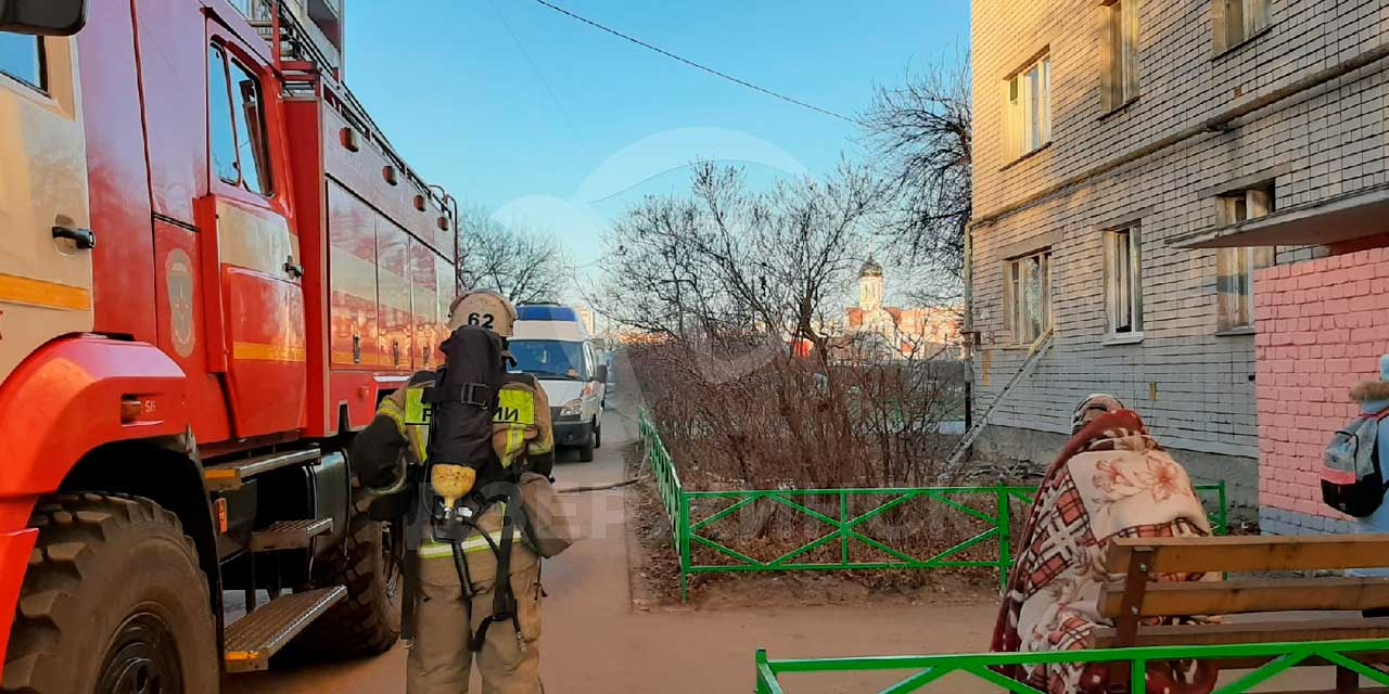 Жителя Дзержинска спасли из горящей квартиры через окно
