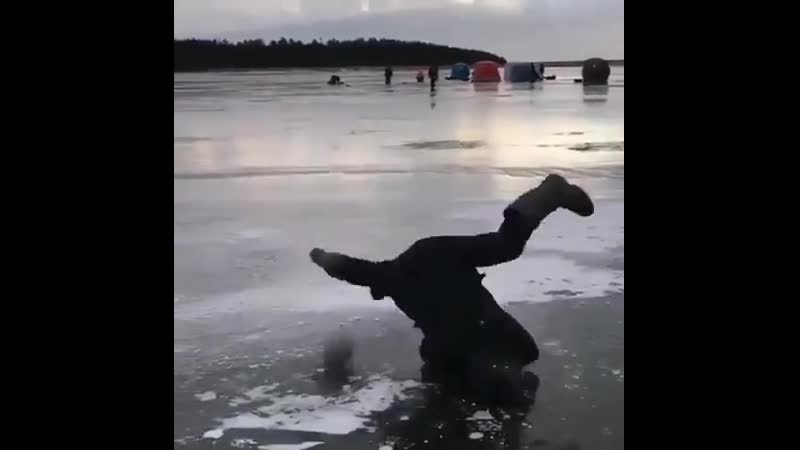 Нижегородский рыбак станцевал брейк-данс на льду