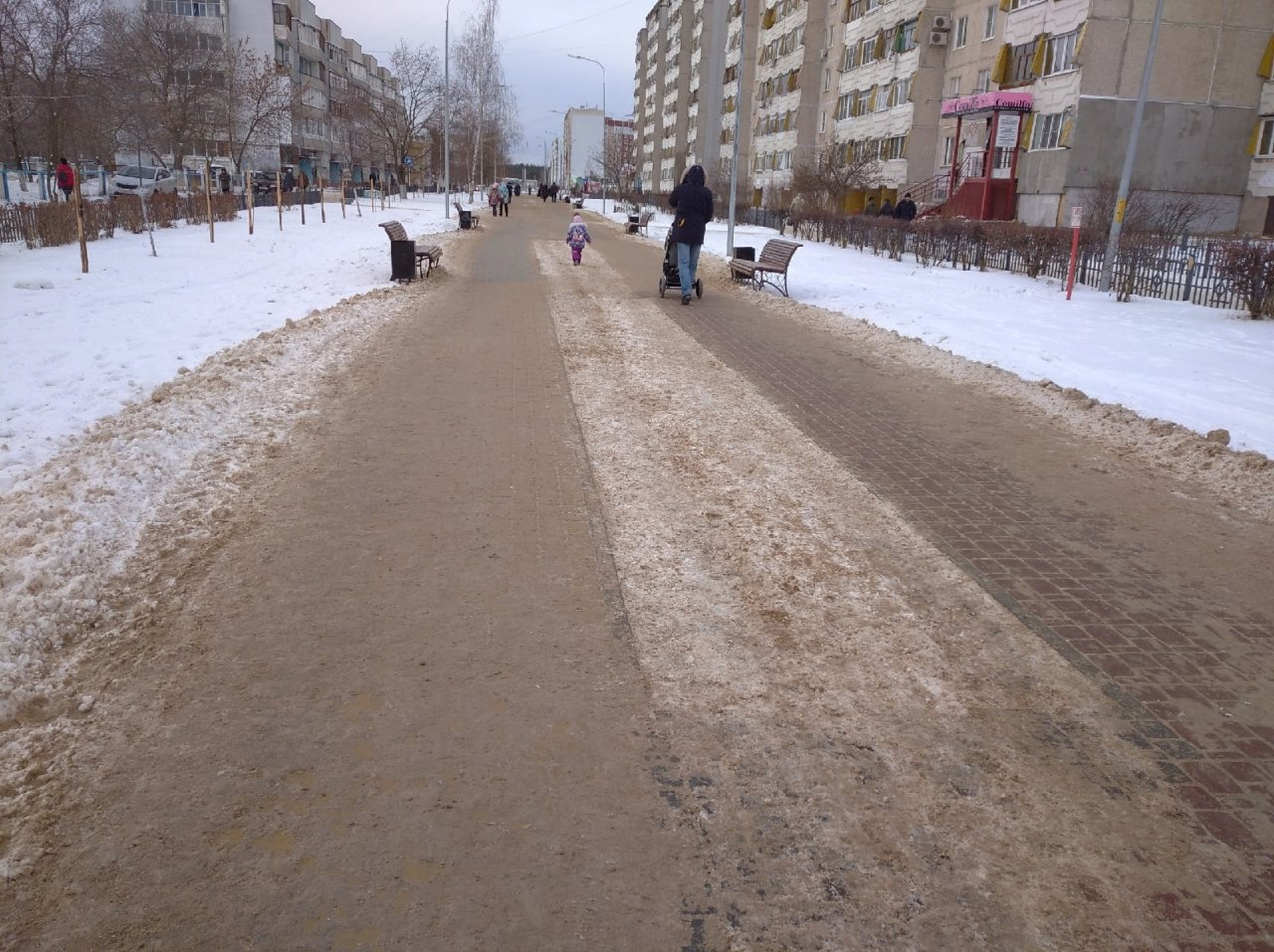 В Дзержинске снегоуборочная техника засыпала лавочки песком