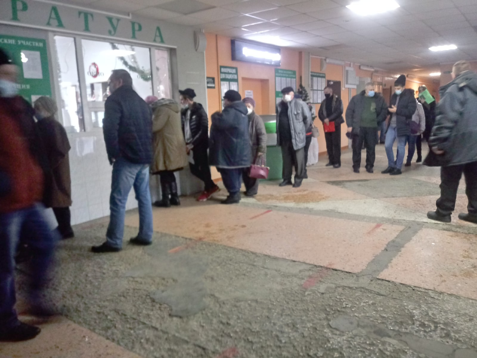 В Дзержинских поликлиниках вновь появились огромные очереди