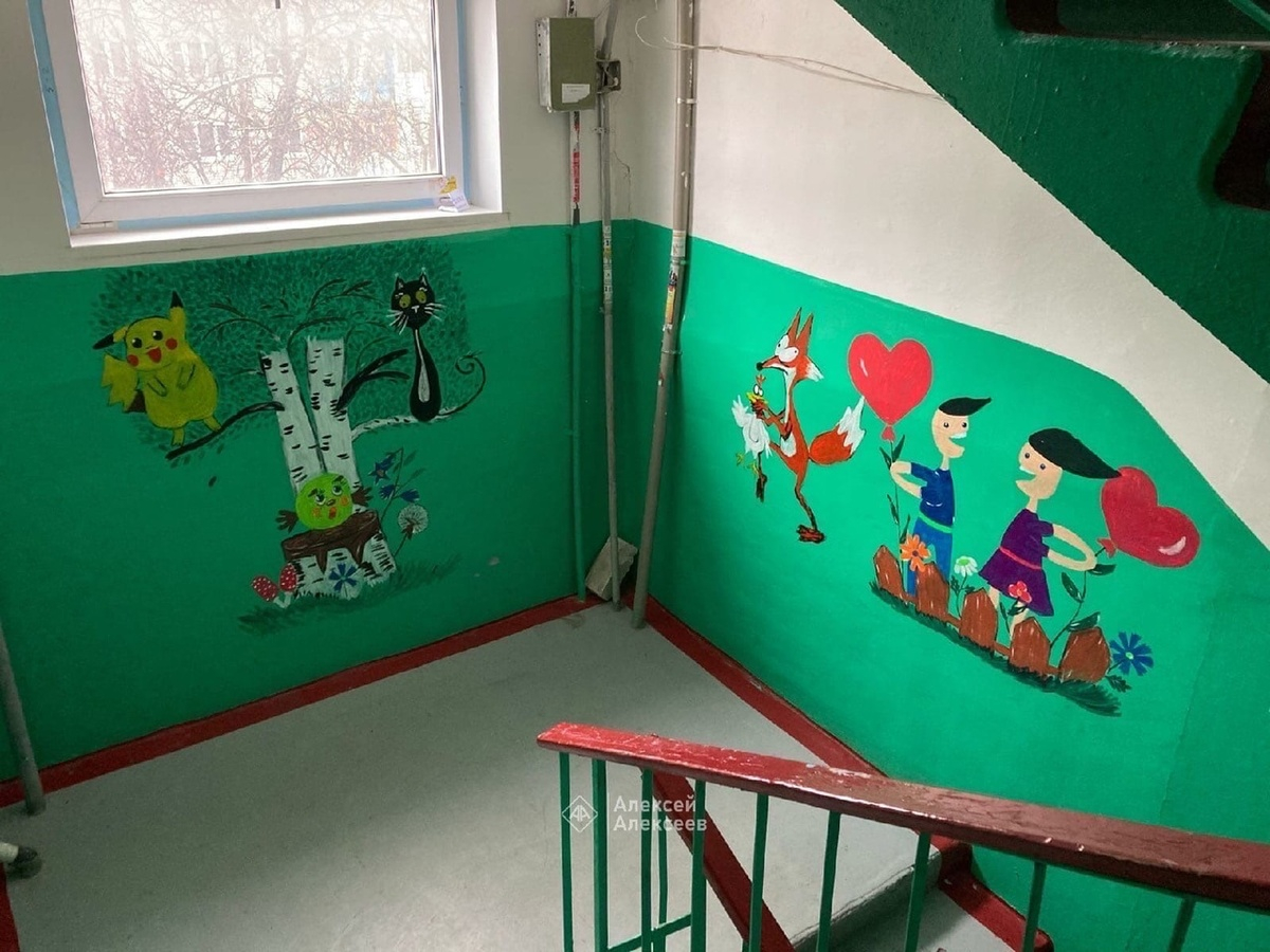 Медсестра из Дзержинска разрисовала подъезд своего дома героями мультфильмов