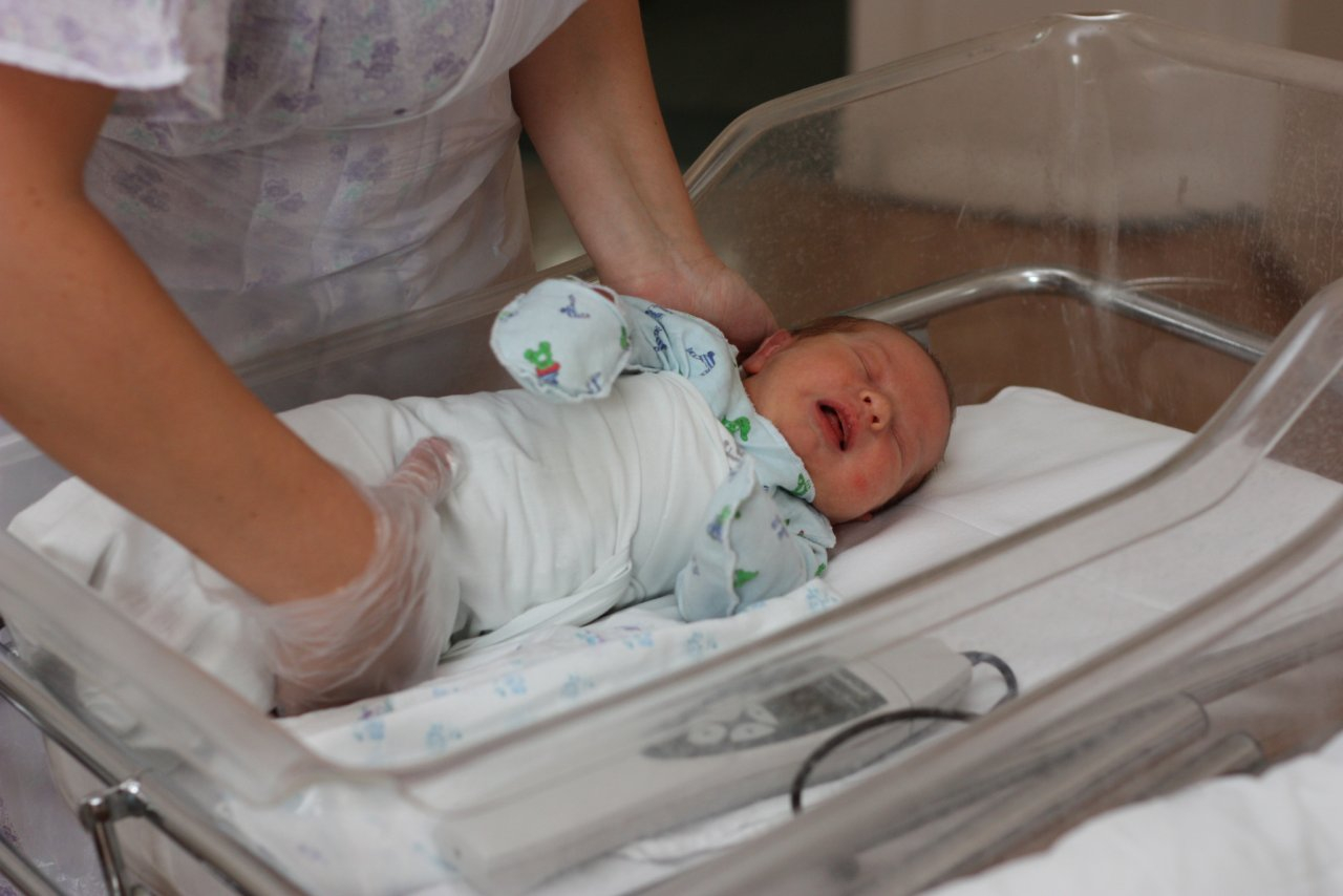 В Дзержинске у младенца оказалось два свидетельства о рождении с разными мамами