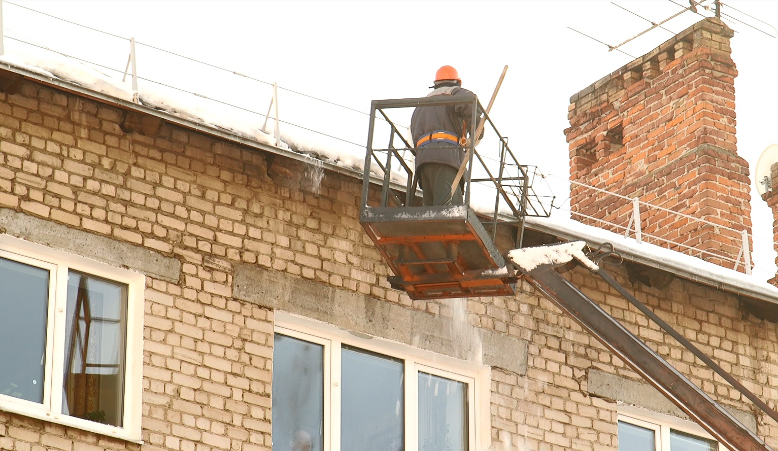 Дзержинские коммунальщики будут наказаны за снег и наледь на крышах